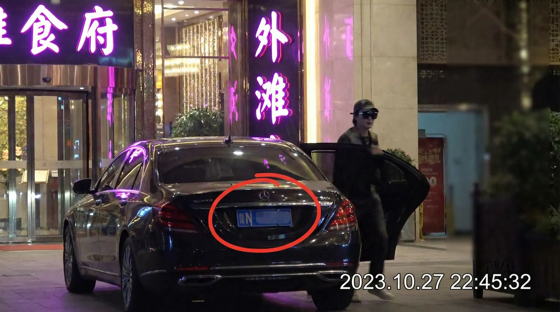 吃瓜51 - 豪车餐厅外被拍